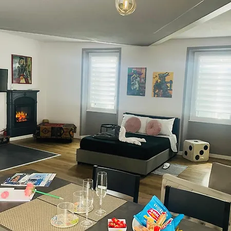 Picasso's House Modern Art أرونا